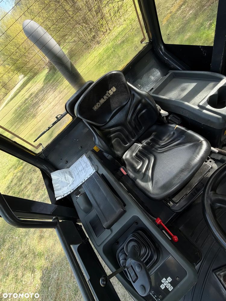 Komatsu WA70-7 Ładowarka Kołowa łamana 2016 rok.  Jak Nowa!  Oryginał łyżka. Mocny silnik 4cylindry. Zero luzów i wycieków. Aktualne Badania DEKRA BMWT. Wielka Okazja. Maszyna jak nowa z Salonu. 4200mtg. Pochodzi z Norweskiego urzędu gminy. Dodatkowe linie Hydrauliczne. Szybka wolna Jazda Rewers Hydrostatic.  Wersja Norwesk Mocne doświetlenie dodatkowe grzanie. kabina Ogrzewana wentylowana! Zmiana Osprzętu Hydrauliczna! - 18
