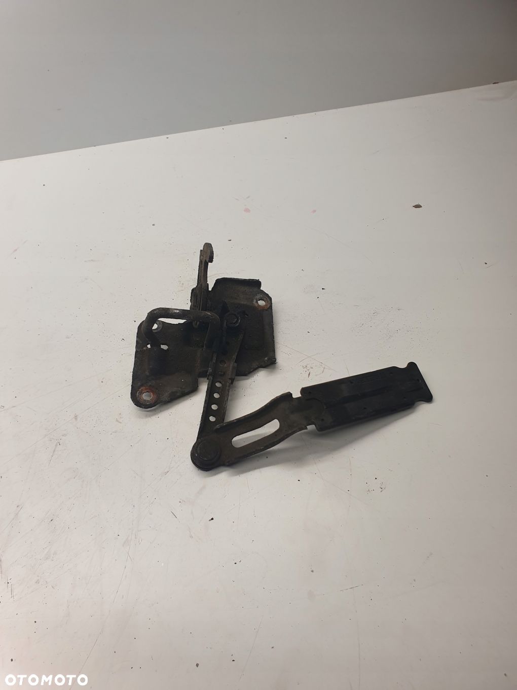 ZAMEK MASKI RYGIEL AUDI A6 C5 4B0823480E - 1