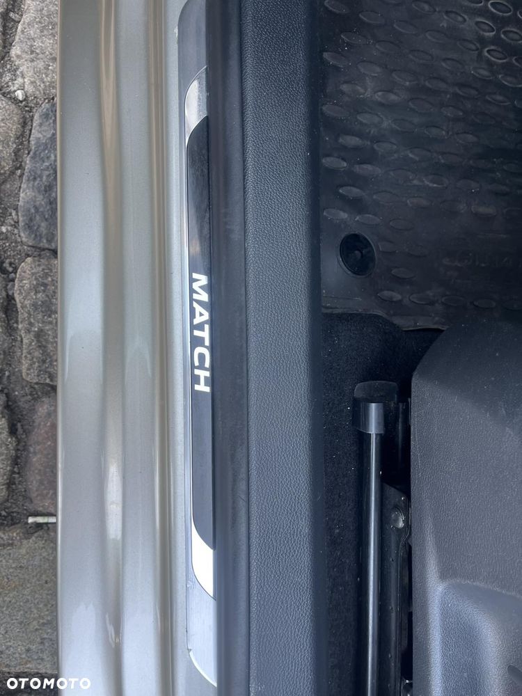 Volkswagen Golf 1.6 TDI DPF BlueMotion Technology MATCH - 19