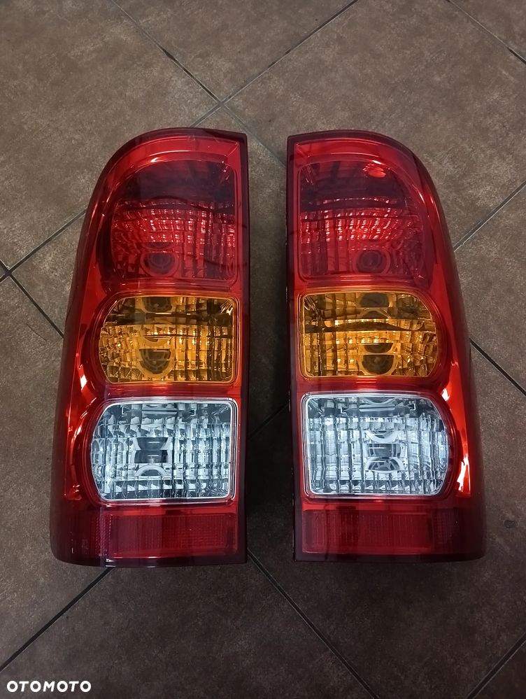 Lampy tylne Toyota Hilux 05-15 ORYGINALNE EUROPA - 2
