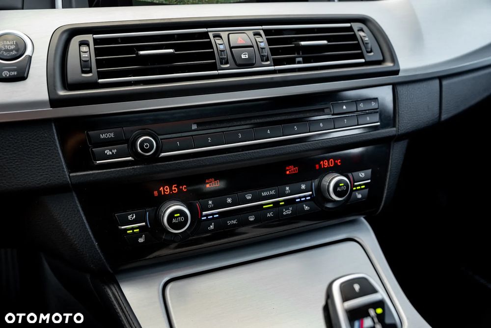 BMW Seria 5 M550d xDrive Sport-Aut - 38