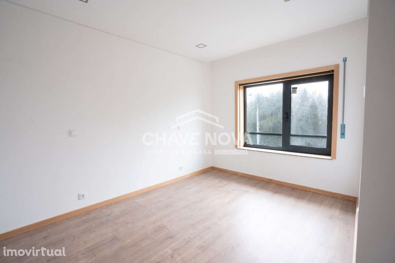 Moradia Geminada T3+1 situada em Laborim - Grande imagem: 5/25