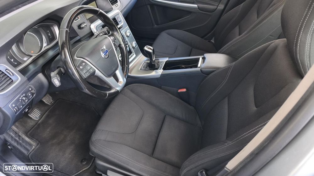 Volvo V60 2.0 D2 Momentum Drive - 9
