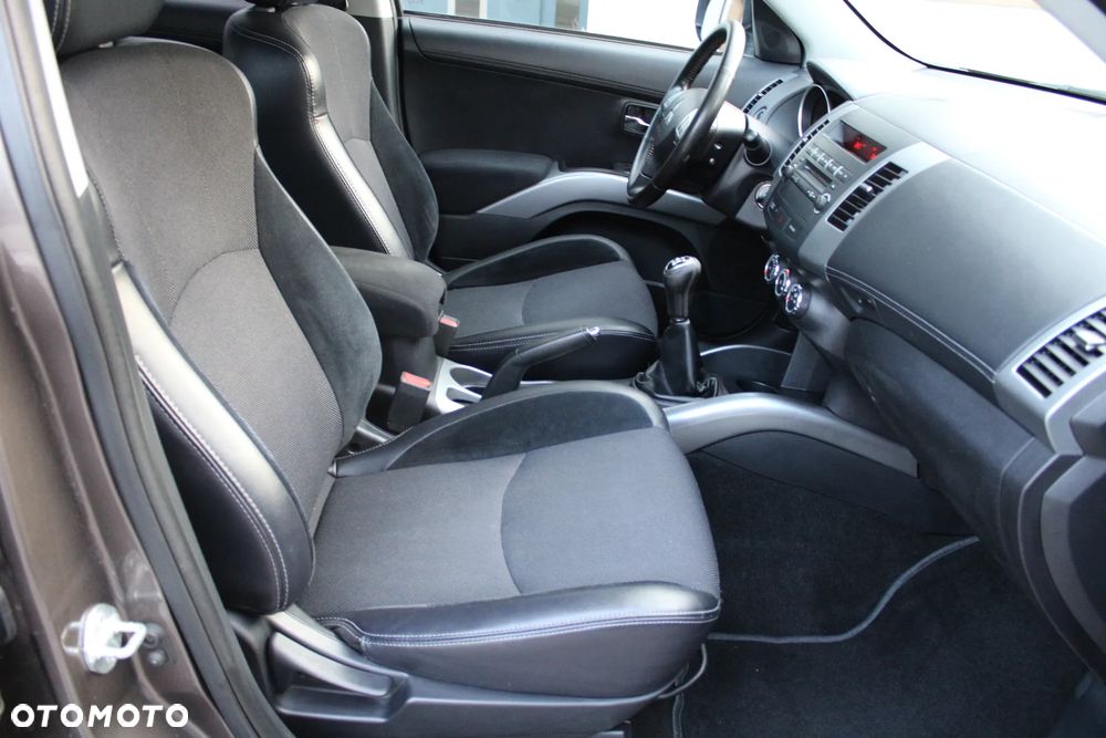 Mitsubishi Outlander 2.0 2WD 35 Jahre - 32