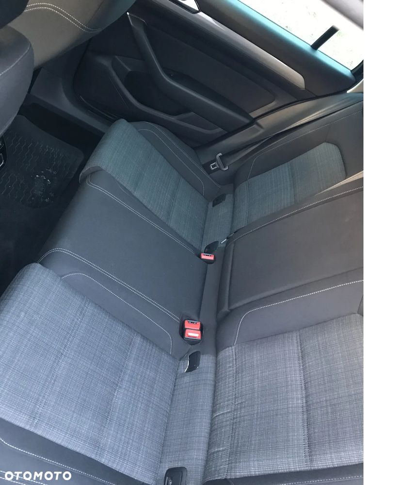 Volkswagen Passat 1.6 TDI SCR DSG Business - 11