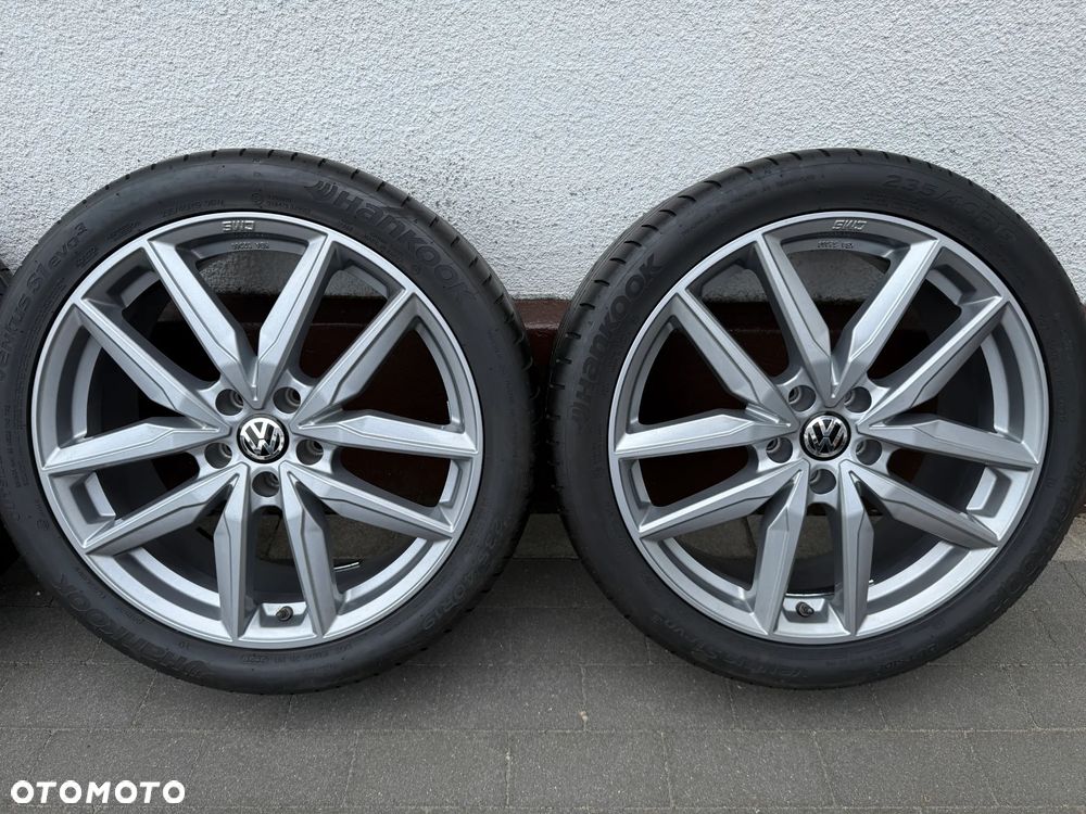 235 40 19 / Vw Sharan Touran Golf Arteon Caddy Jetta Passat CC Beetle SEAT Leon SKODA Octavia SuperB BMW G20 G21 - 4