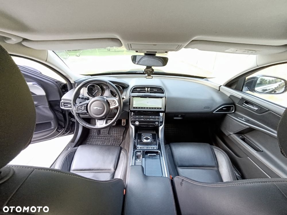 Jaguar XE 2.0 D Prestige - 11
