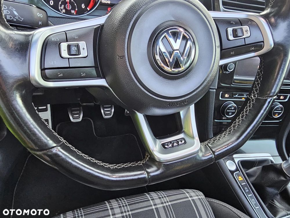 Volkswagen Golf - 11