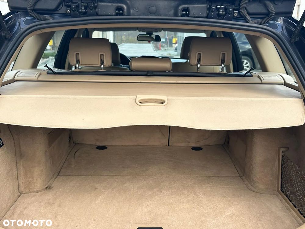 BMW Seria 3 318i Touring - 17