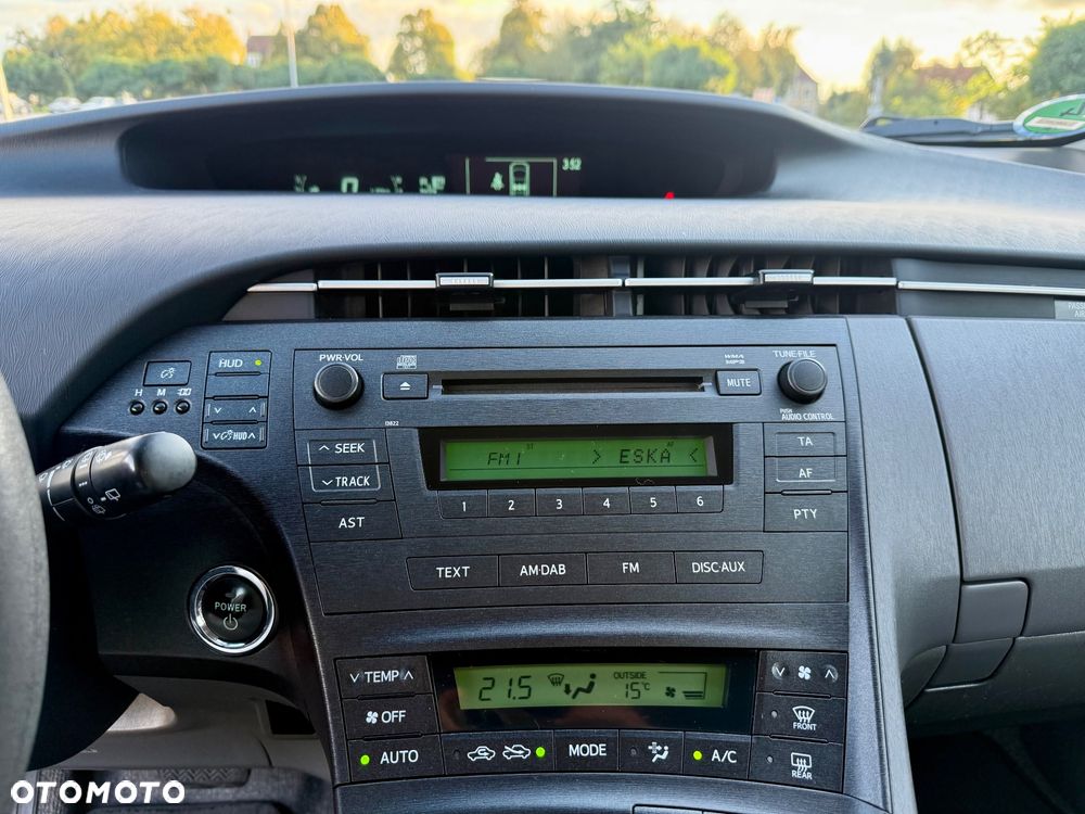 Toyota Prius (Hybrid) Life - 24