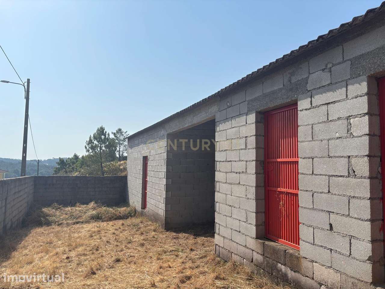 Arrecadação com área exterior em Pinheiro, Aguiar da beira - Grande imagem: 4/5
