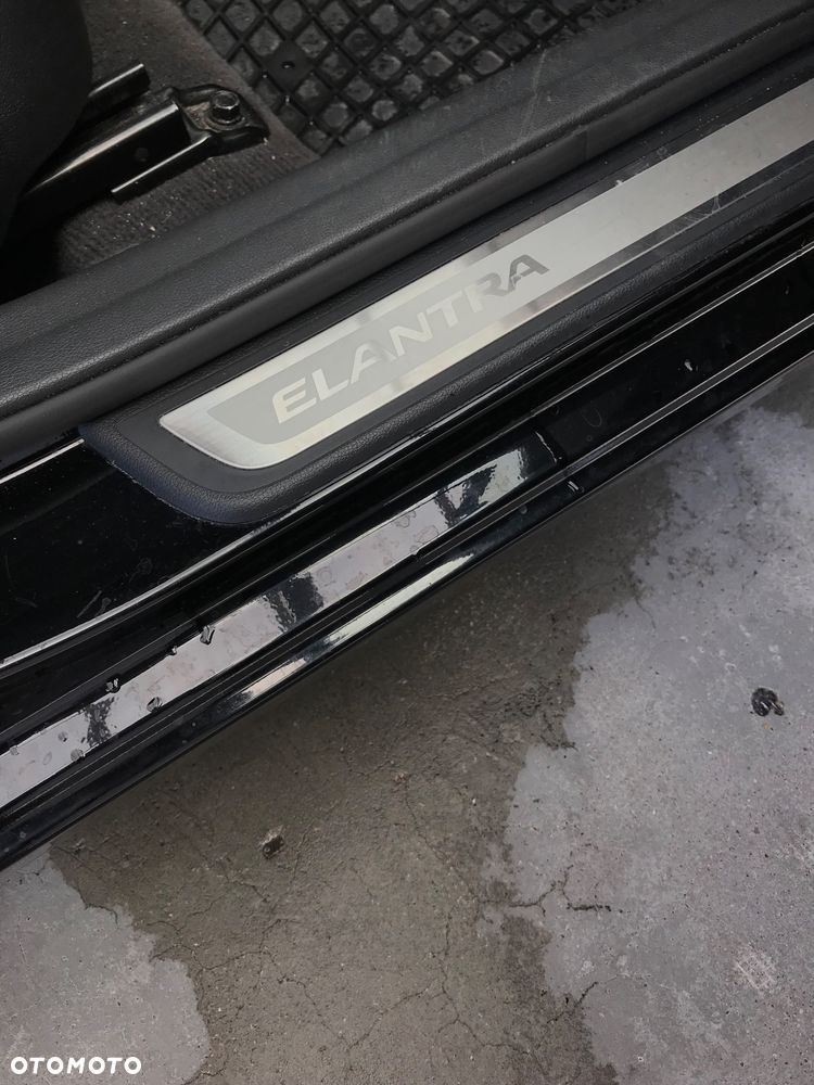 Hyundai Elantra 1.6 Classic + - 17