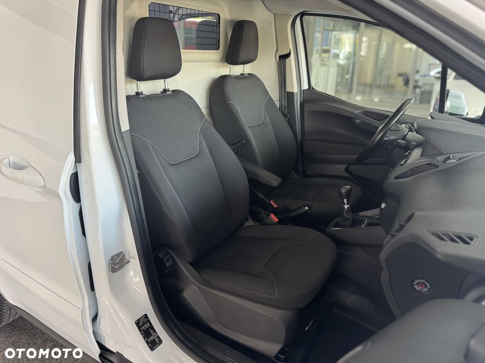 Ford Transit Courier - 31