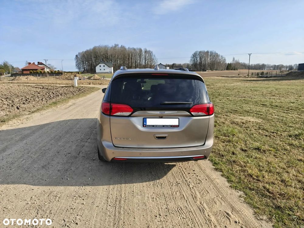 Chrysler Pacifica - 11