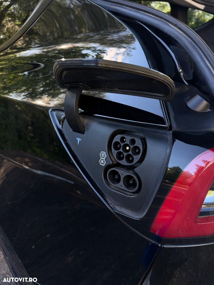 Tesla Model Y Long Range Dual Motor AWD - 18