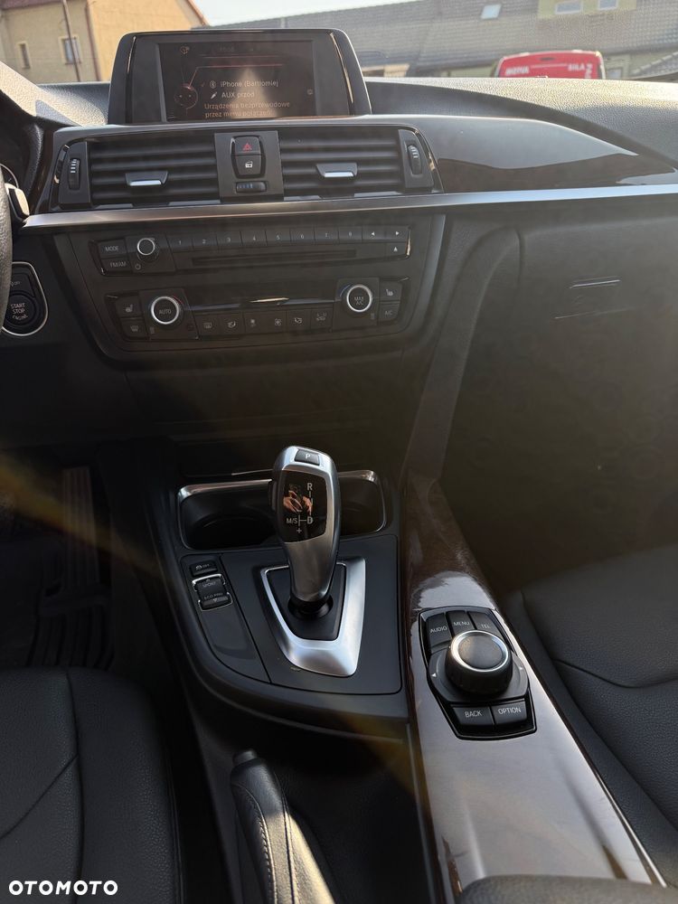 BMW Seria 3 320i xDrive - 14
