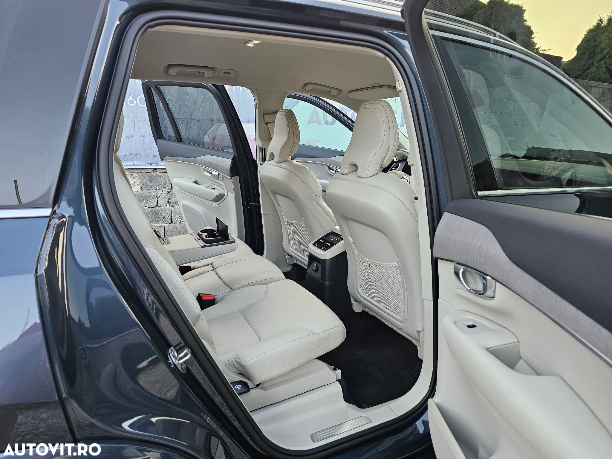 Volvo XC 90 T8 AWD Plug-in Hybrid Plus Dark - 31