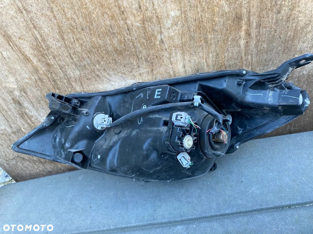lampa yaris III ciemna prawa eu cała - 2