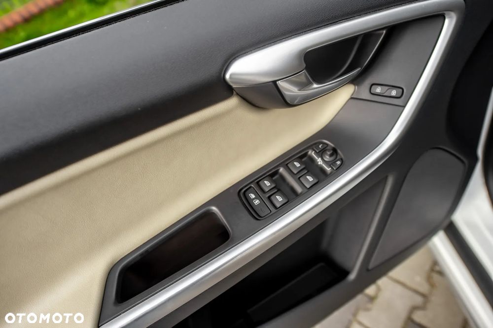 Volvo XC 60 D5 AWD Geartronic Momentum - 19