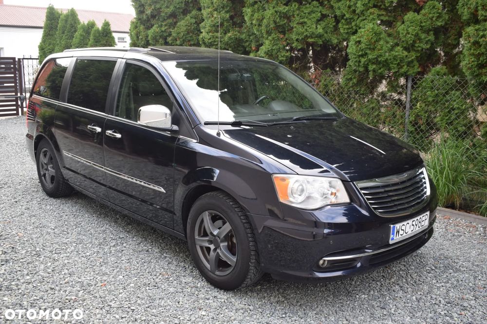 Chrysler Town & Country 2011 photo 2