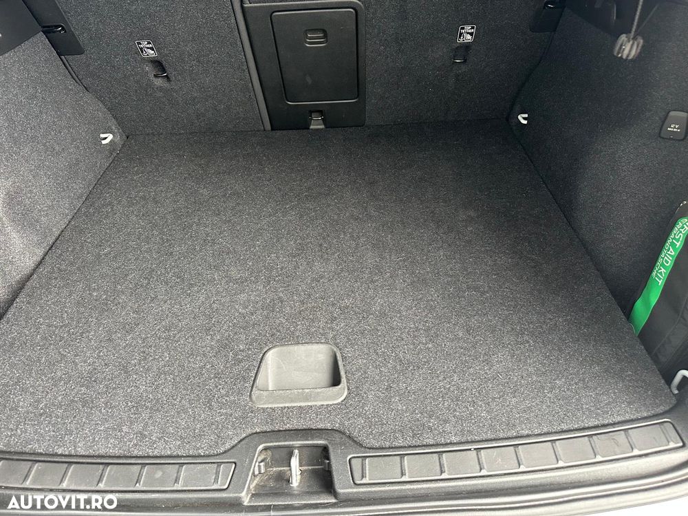 Volvo XC 40 B4 AT8 AWD Mild Hybrid Momentum Pro - 11