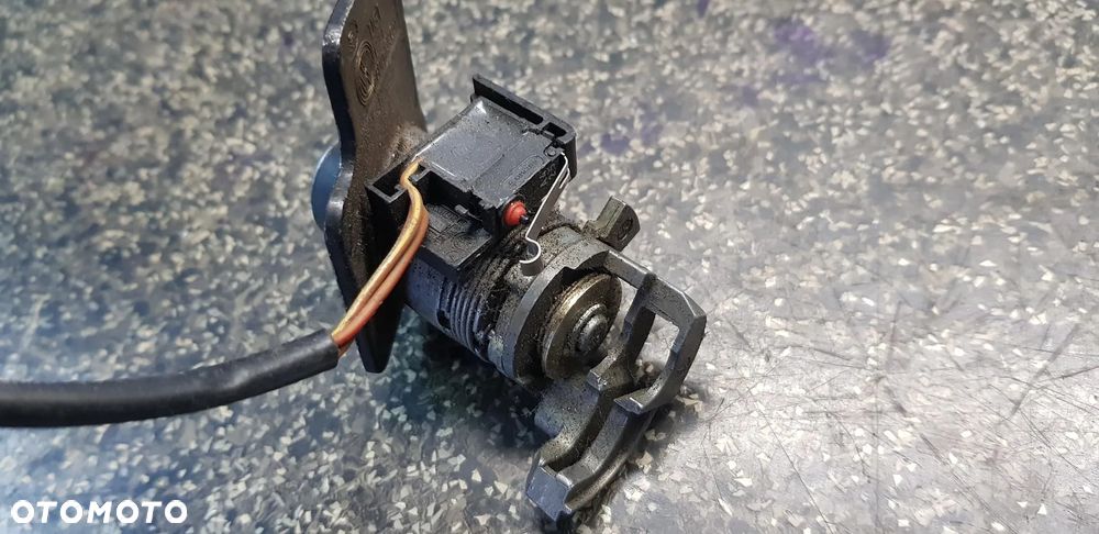 ZAMEK WKŁADKA RYGIEL KLAMKA SIŁOWNIK MIKROSTYK  VW PASSAT B5 FL KOMBI 3B9827297A - 2