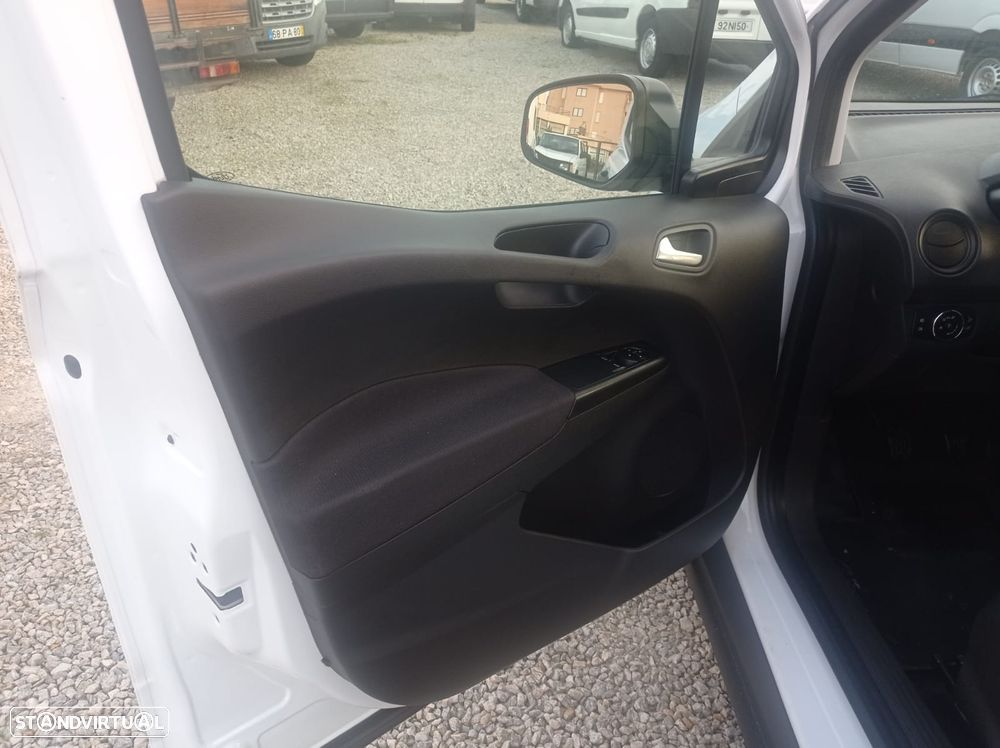 Ford Transit Courier - 13