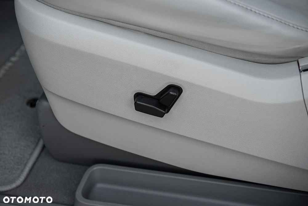 Chrysler Town & Country - 24