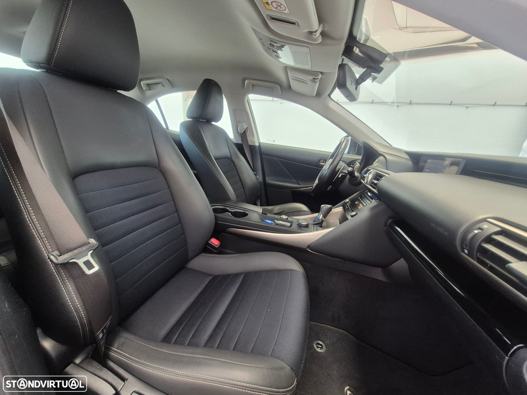 Lexus IS 300H Sport Edition - 22