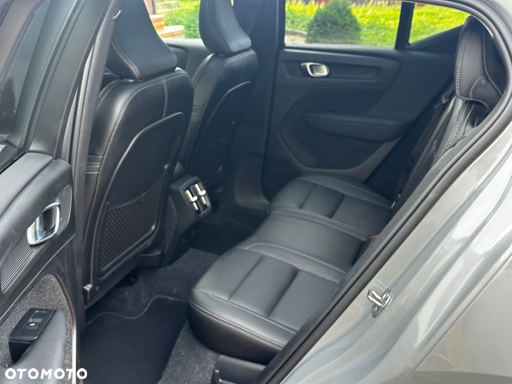 Volvo XC 40 T2 Plus Dark - 30