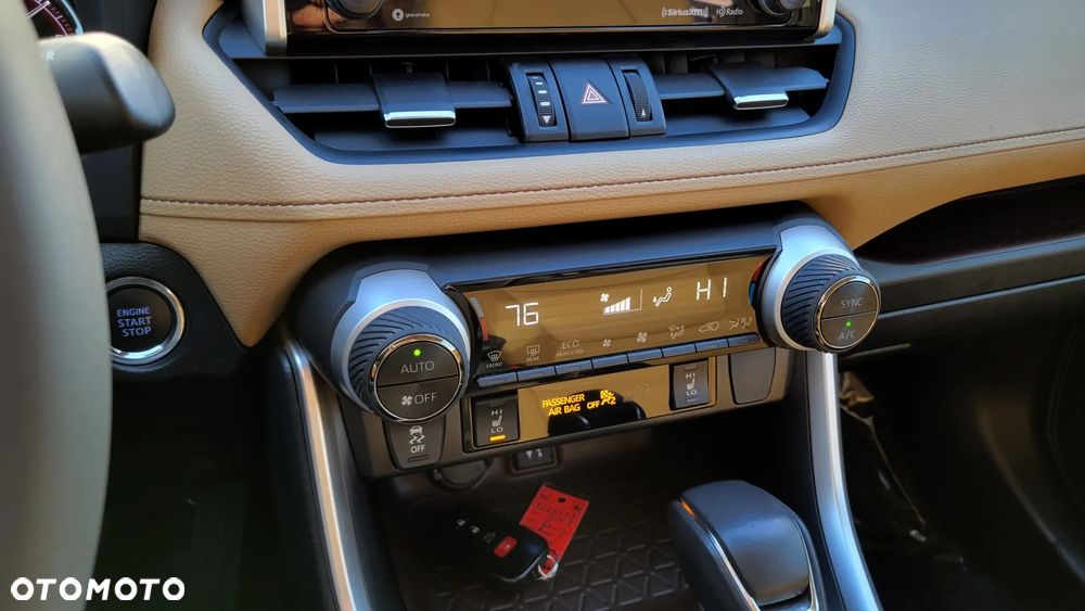 Toyota RAV4 2.5 XLE - 23