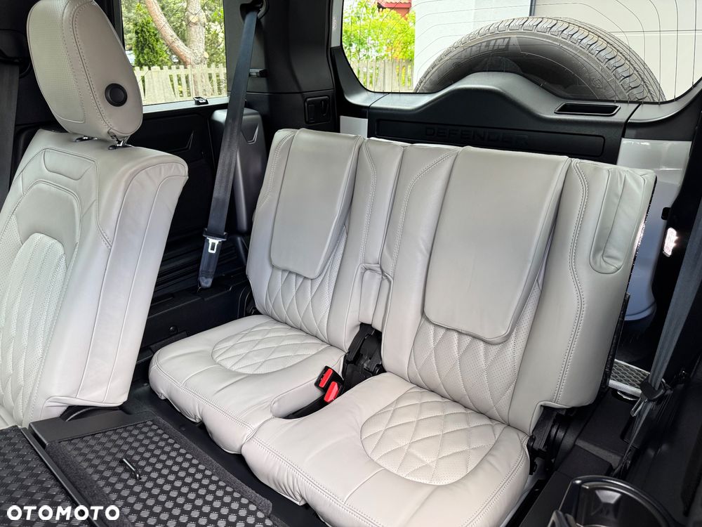 Land Rover Defender 2.0 P300 - 32