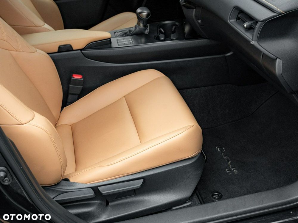 Lexus UX - 32