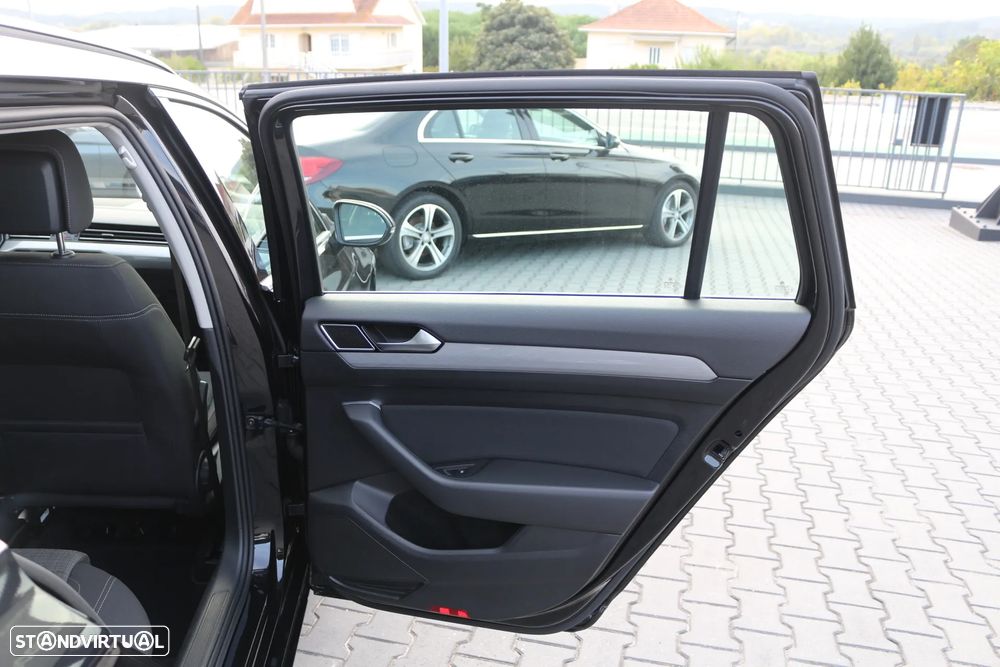 VW Passat Variant 2.0 TDi Business DSG - 32