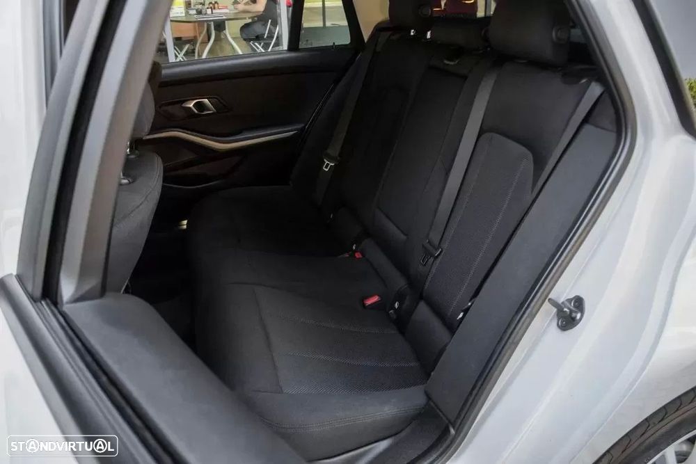 BMW 330 e Line Luxury Auto - 28