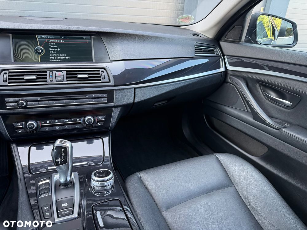 BMW Seria 5 525d xDrive - 11