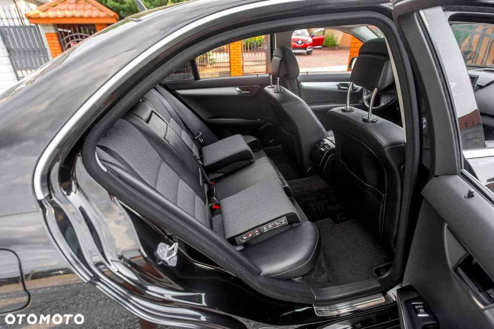 Mercedes-Benz Klasa C 250 CGI Automatik BlueEFFICIENCY Avantgarde - 18