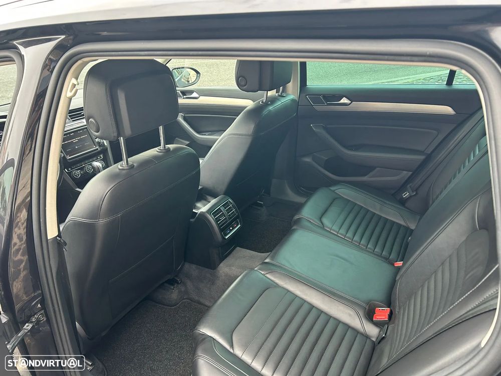 VW Passat Variant 1.6 TDI Highline DSG - 17
