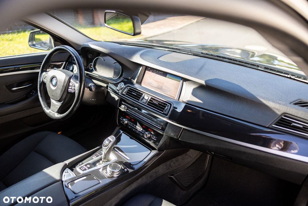 BMW Seria 5 525d - 32