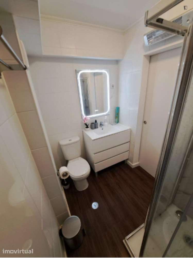 Quarto - localizado em Algés Lisbon - Grande imagem: 5/6