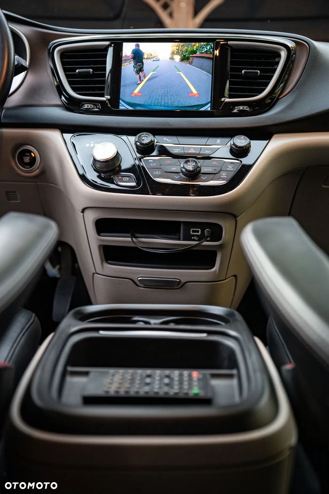 Chrysler Pacifica - 31