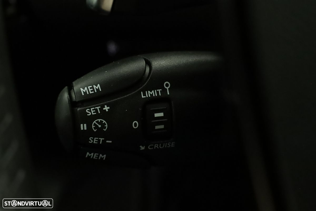 Peugeot 2008 1.2 PureTech Allure EAT8 - 19