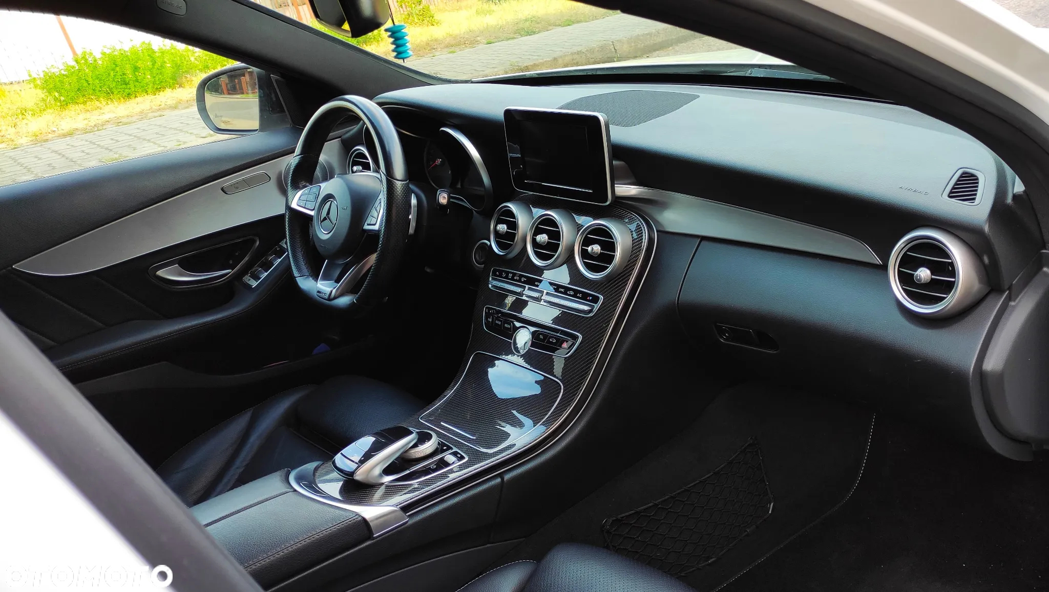 Mercedes-Benz Klasa C 300 9G-TRONIC AMG Line - 18