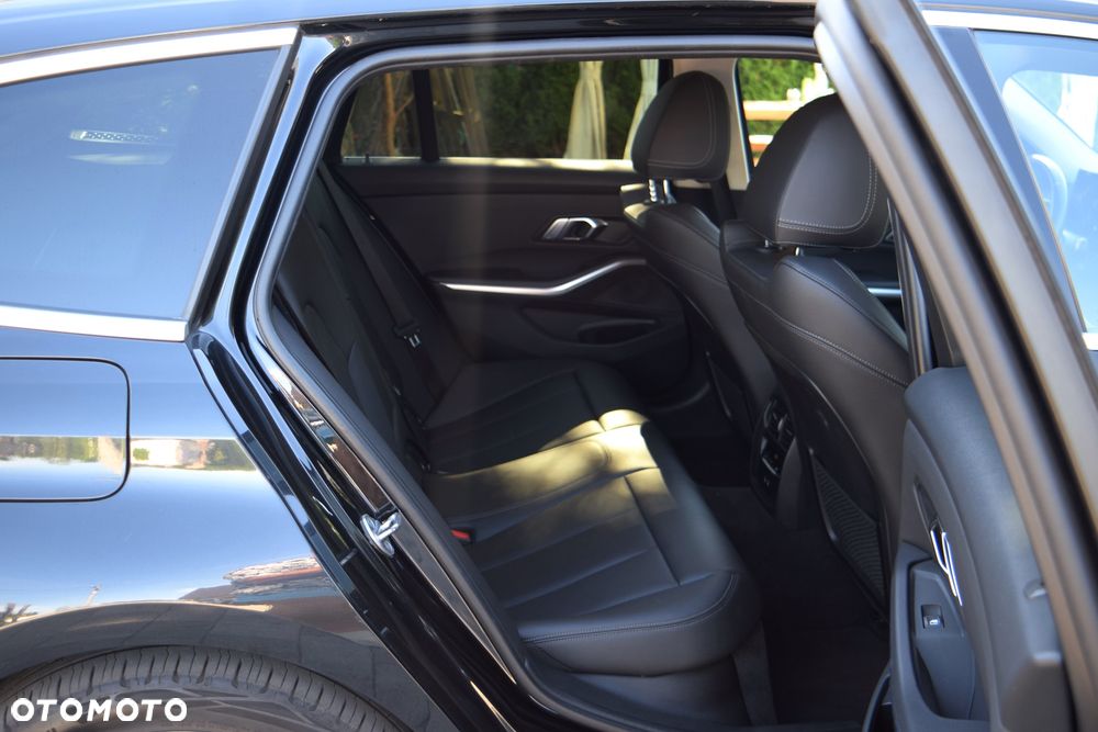 BMW Seria 3 320d xDrive Luxury Line sport - 32