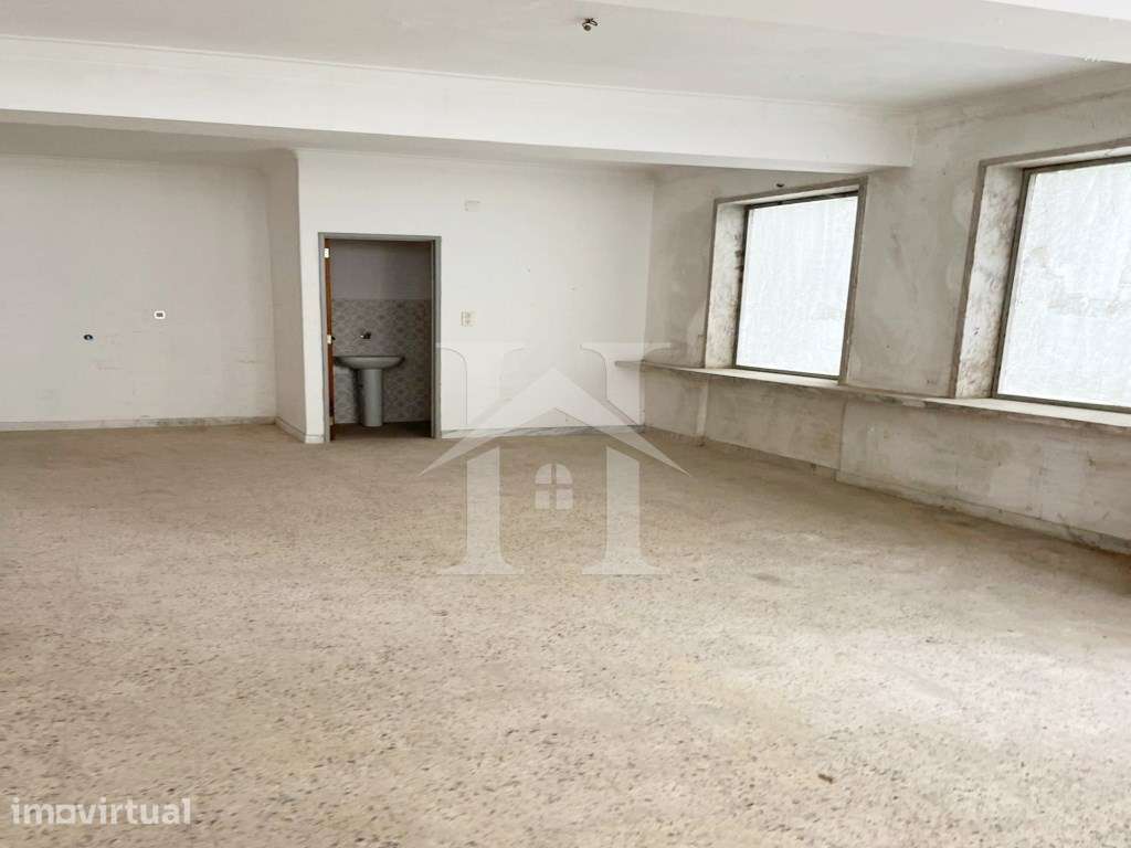 Loja no Cacém com 210m² e Acesso Direto à Rua Para Veículos - Grande imagem: 4/21