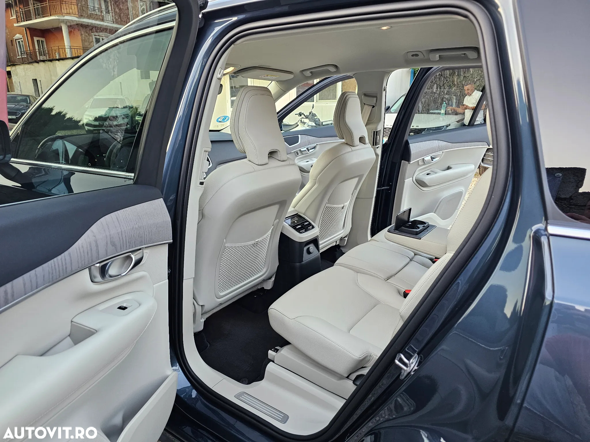 Volvo XC 90 T8 AWD Plug-in Hybrid Plus Dark - 23