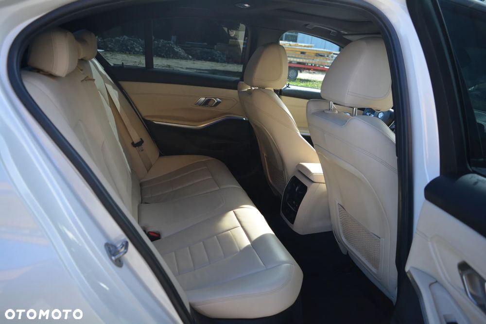 BMW Seria 3 330i xDrive Sport Line sport - 23