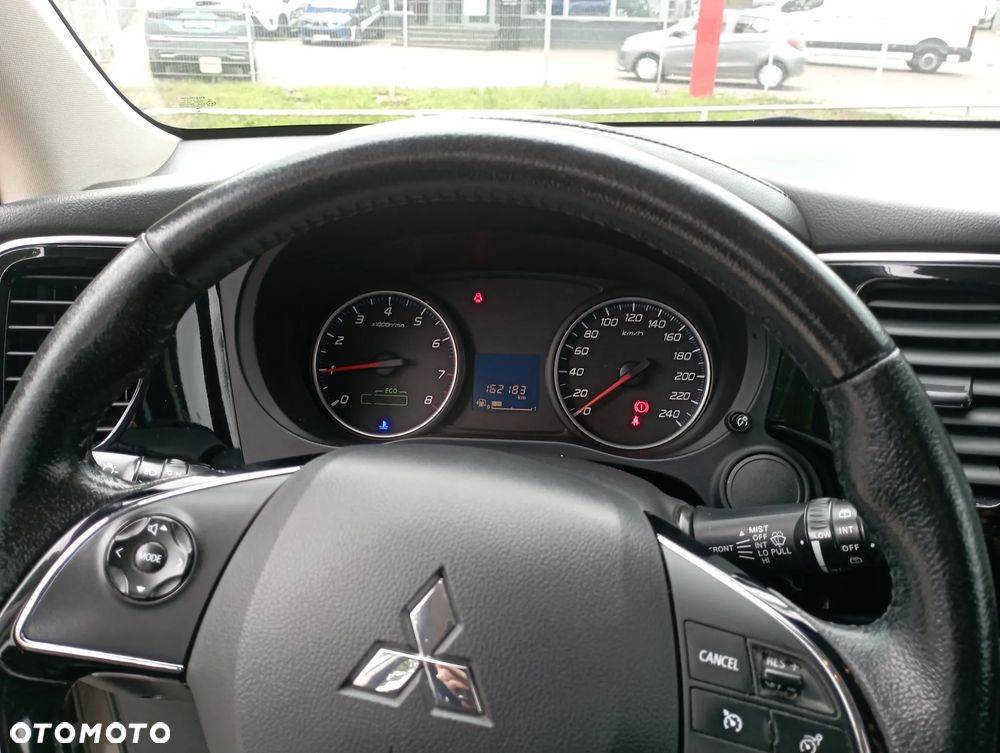 Mitsubishi Outlander 2.0 Invite + 2WD - 10