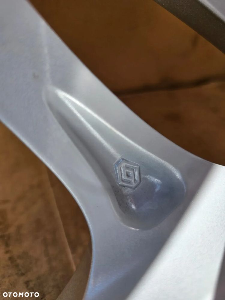(F143) Renault OE / 7,5Jx18 ET52 5x114.3 / 403007842R - 14
