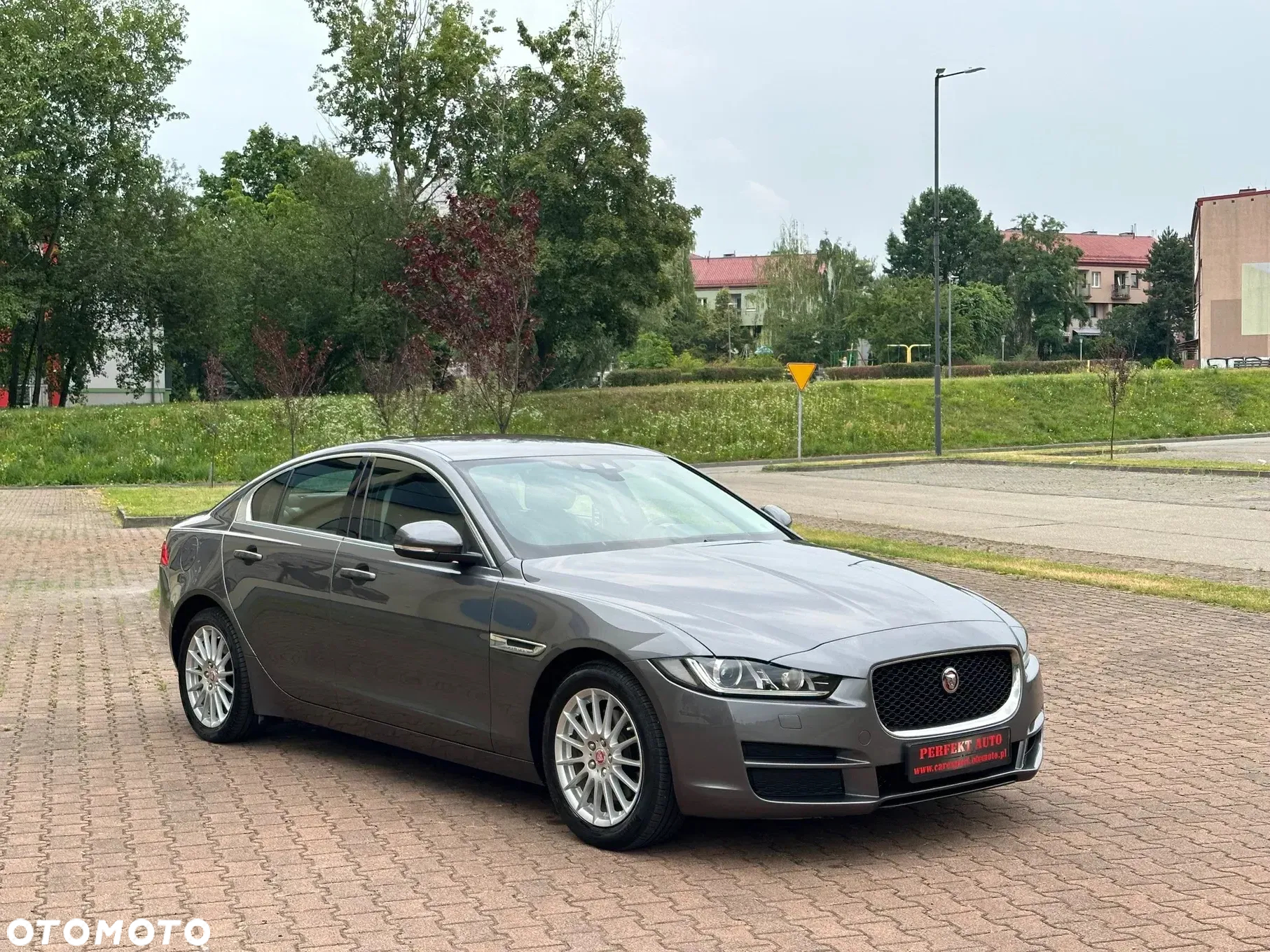 Jaguar XE - 16